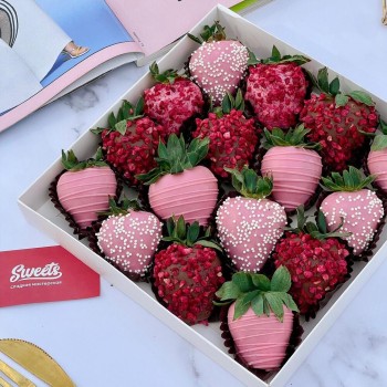 Chocolate covered strawberries 16pcs - Pink