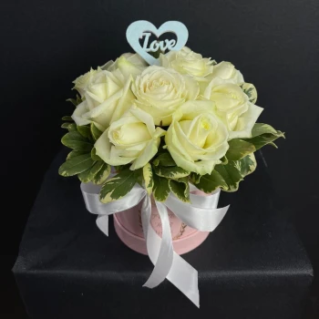 11 White roses in a box